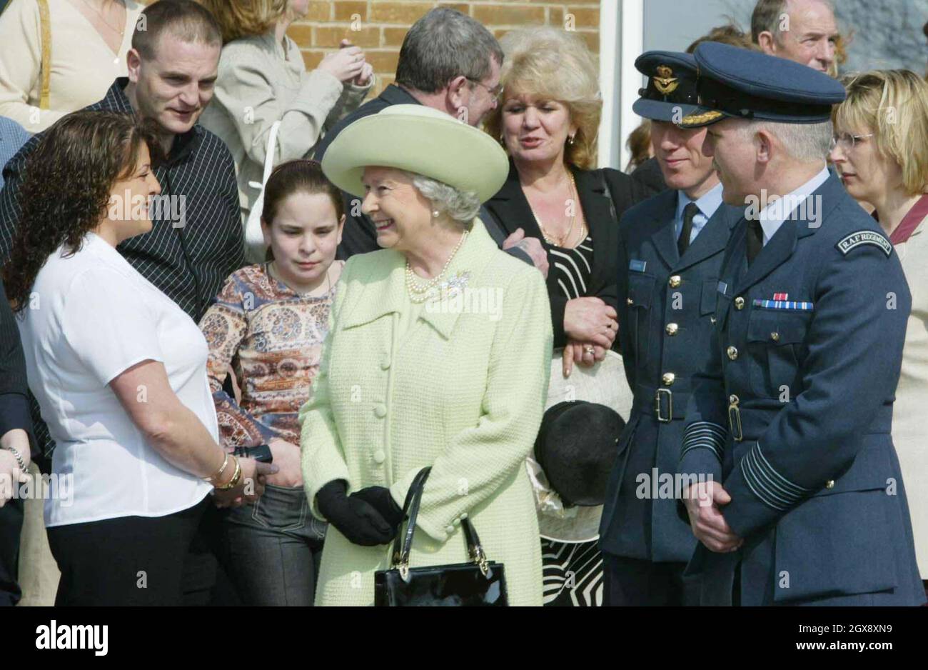 La reine Elizabeth II de Grande-Bretagne lors de sa visite à la base navale de Devonport, Plymouth, le lundi 24 mars 2003.La Reine a rencontré des familles de ceux qui servaient dans le golfe, où elle a bavardé avec des dizaines de femmes, d'enfants, de mères et de pères.Demi-longueur, chapeau, royal, gants, sac à main Â©Anwar Hussein/allaction.co.uk Banque D'Images
