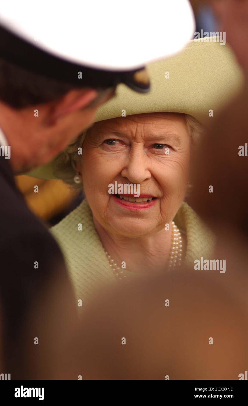 La reine Elizabeth II de Grande-Bretagne lors de sa visite à la base navale de Devonport, Plymouth, le lundi 24 mars 2003.La Reine a rencontré des familles de ceux qui servaient dans le golfe, où elle a bavardé avec des dizaines de femmes, d'enfants, de mères et de pères.Coup de tête, chapeau, royals Â©Anwar Hussein/allaction.co.uk Banque D'Images