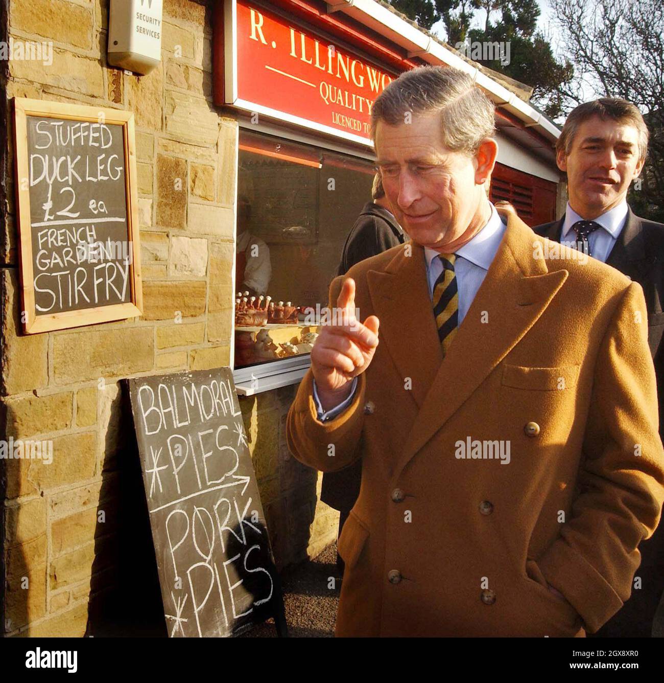 Le Prince de Galles fait appel à un boucher local dans le village d'East Keswick, dans le North Yorkshire.Au cours de sa visite d'une journée dans le Yorkshire, Charles, connu pour son intérêt pour la conservation, a été présenté autour du site de 35 hectares de forêt ancienne dans le village du West Yorkshire, en admirant le travail de l'East Keswick Wildlife Trust qui gère le bois.Anwar HUSSEIN/allaction.co.uk Banque D'Images