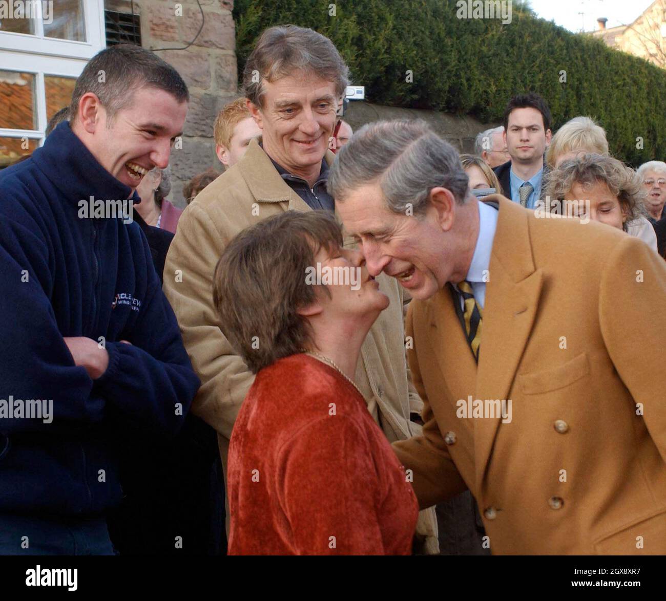 Le prince de Galles reçoit un baiser de la Saint-Valentin Anwar HUSSEIN/allaction.co.uk Banque D'Images