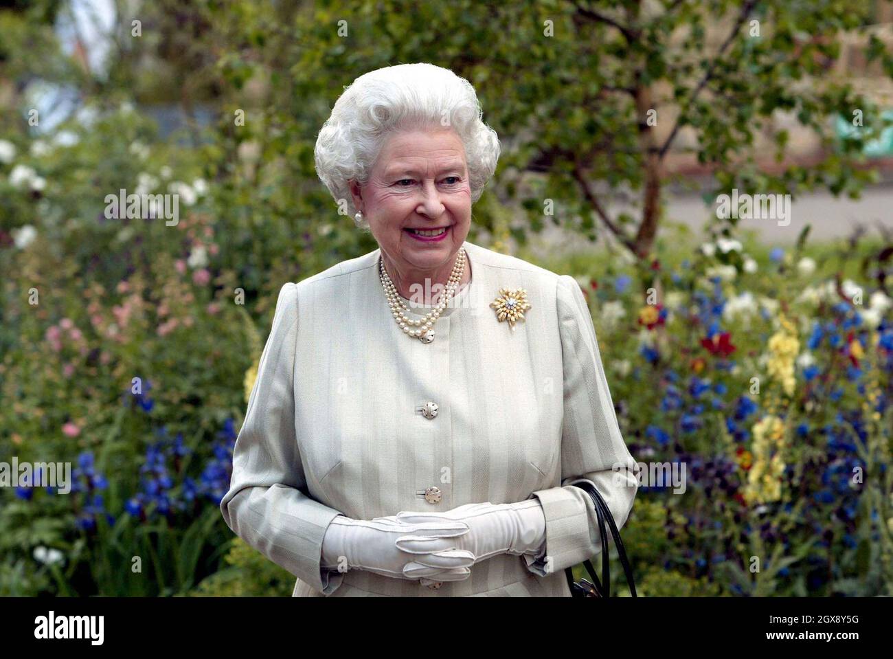 La Reine examine des expositions lors de sa visite au Chelsea Flower Show de la Royal Horticultural Society à Londres.Demi-longueur, Royals©Anwar Hussein/allaction.co.uk Banque D'Images