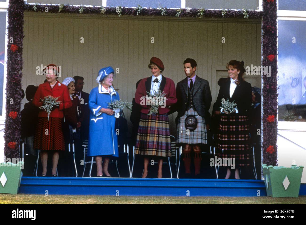 De gauche à droite, la reine Elizabeth II, la reine mère, la princesse de Galles, le prince de Galles et Sarah Ferguson, duchesse de York, aux Jeux des Highlands de Braemar. Banque D'Images