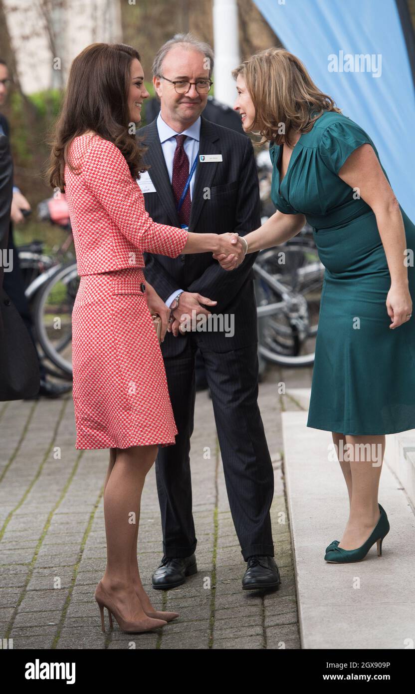 Catherine, Duchesse de Cambridge, portant son costume de jupe Eponine  London, participe au lancement de la série de films éducatifs « Out of the  Blue » créée par Best Beginnings, un partenaire