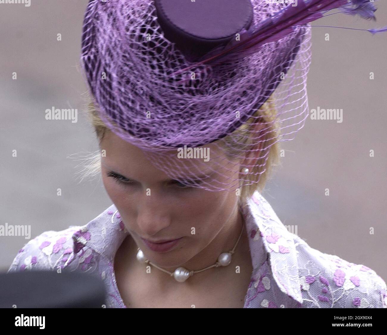 Zara Phillips le jour de l'ouverture de Royal Ascot.Zara porte un chapeau  de licaque avec plumes et robe ajustée de lilas brodées assorties.Photo,  royauté Photo Stock - Alamy