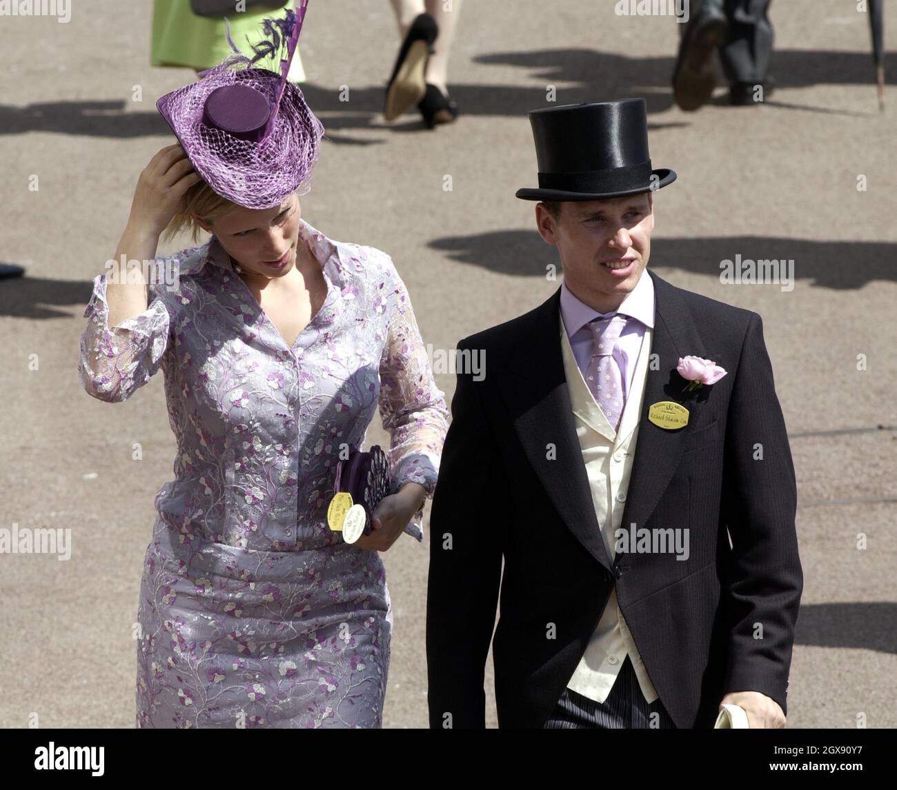 Zara Phillips avec l'ami Richard Johnson le jour de l'ouverture de Royal  Ascot.Zara porte un chapeau de licaque avec plumes et robe ajustée de lilas  brodées assorties.Demi-longueur, royalties Photo Stock - Alamy