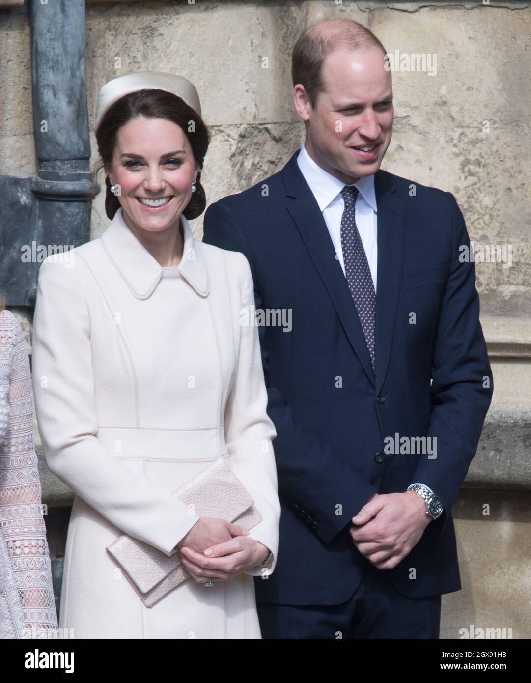 Le prince William, duc de Cambridge et Catherine, duchesse de Cambridge, portant un manteau Catherine Walker crème, arrivent pour le service de la fête de Pâques à la chapelle Saint-Georges à Windsor le 16 avril 2017 Banque D'Images