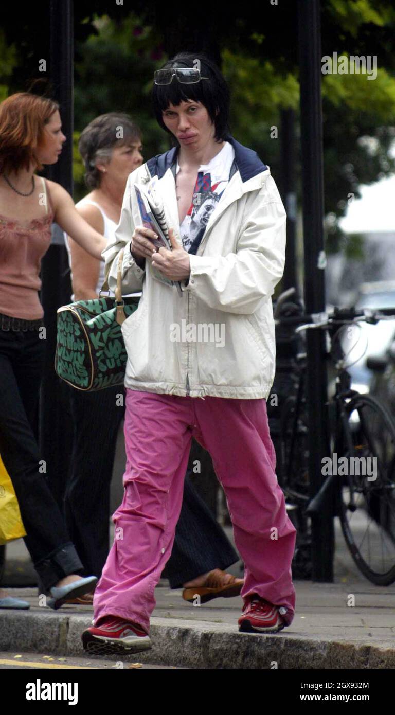 Pete Burns de Dead or Alive semble un peu bizarre et effrayant lorsqu'il se lance dans l'ouest de Londres. Banque D'Images