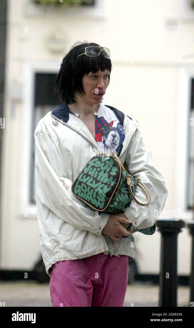 Pete Burns de Dead or Alive semble un peu bizarre et effrayant lorsqu'il se lance dans l'ouest de Londres. Banque D'Images