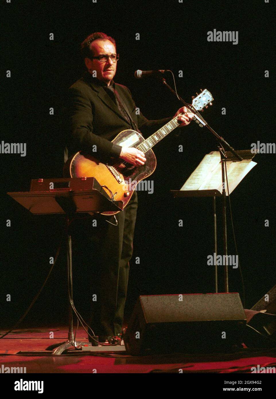 Elvis Costello se produit en direct au théâtre Orpheum de Vancouver.Ashley Maile/allaction.co.uk Banque D'Images