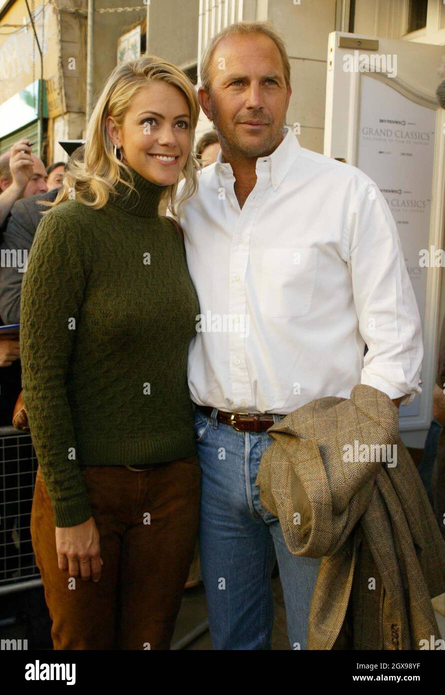 Kevin Costner et Christine Baumgarten, petite amie de 23 ans, au Electric Cinema de Notting Hill Gate, dans l'ouest de Londres. Le comédien hollywoodien a présenté le classique « Cool Hand Luke », récompensé par un Oscar en 1967, dans le cadre de la série de films de grands classiques. Banque D'Images