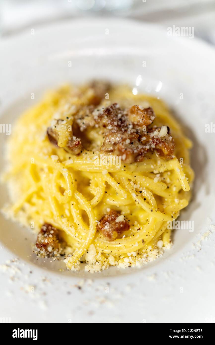Spaghetti alla Carbonara, recette originale des pâtes à Rome, Italie Banque D'Images