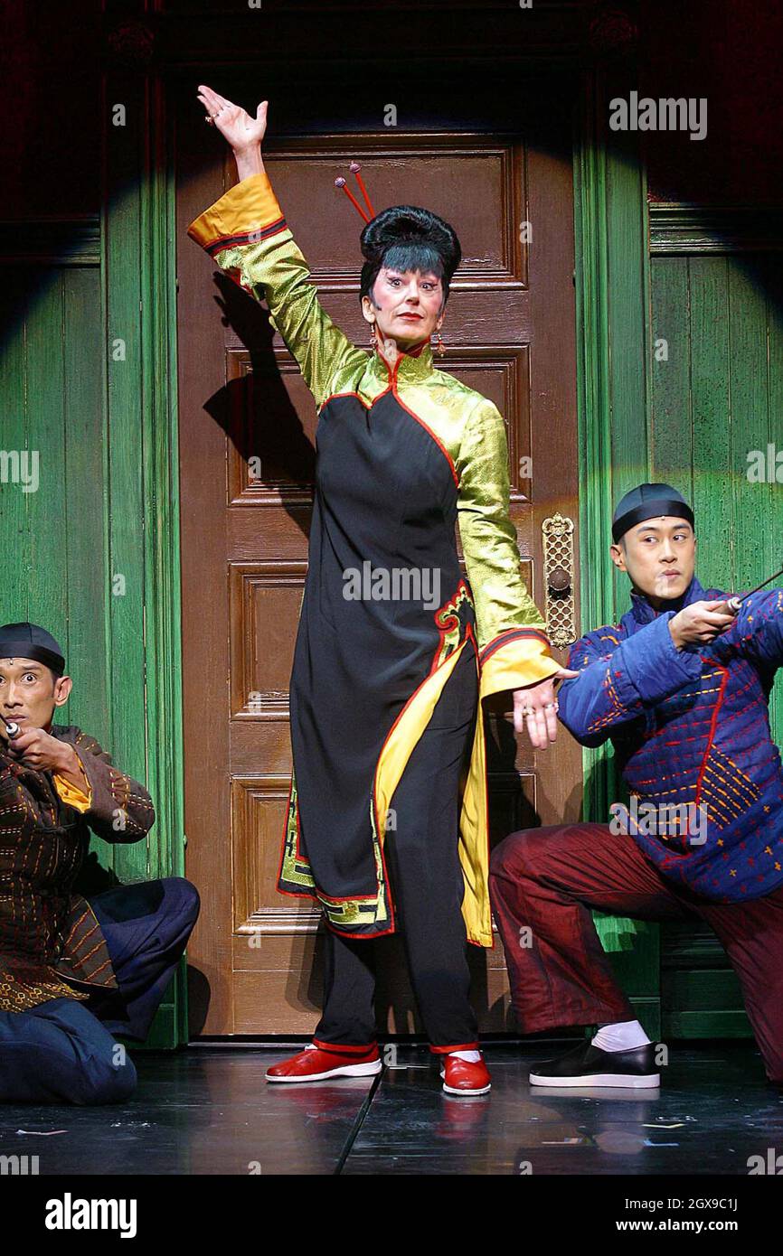 Maureen Lipman dans une représentation de Millie, un spectacle entièrement moderne, au Shaftesbury Theatre de Londres.Claude haller/allactiondigtal.com Banque D'Images