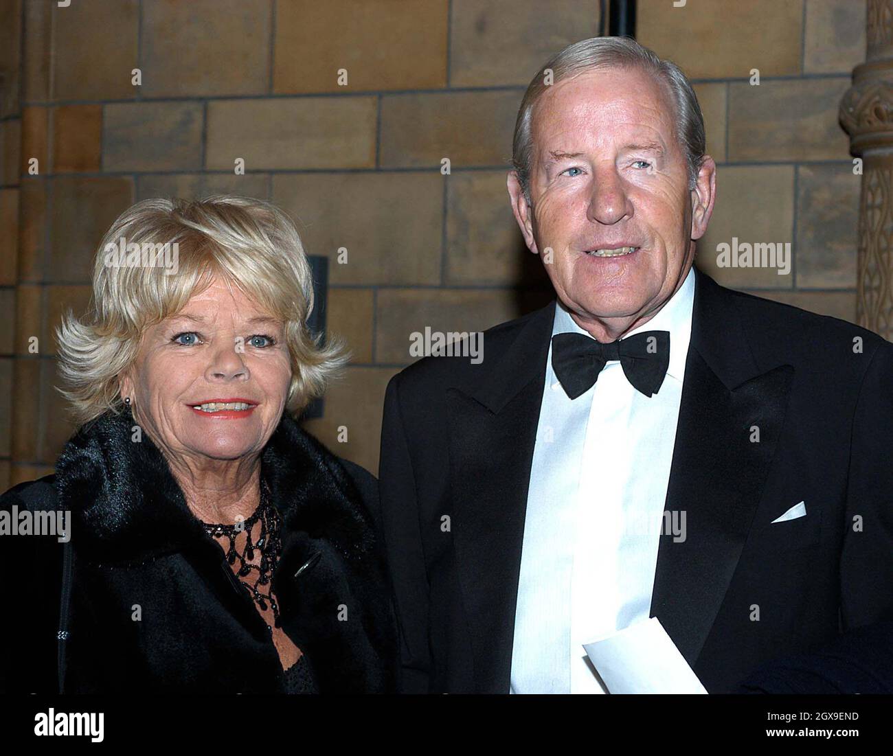 Judith Chalmers et partenaire au Barnardos Black Cat ball qui a lieu au Musée d'histoire naturelle de Londres. Banque D'Images