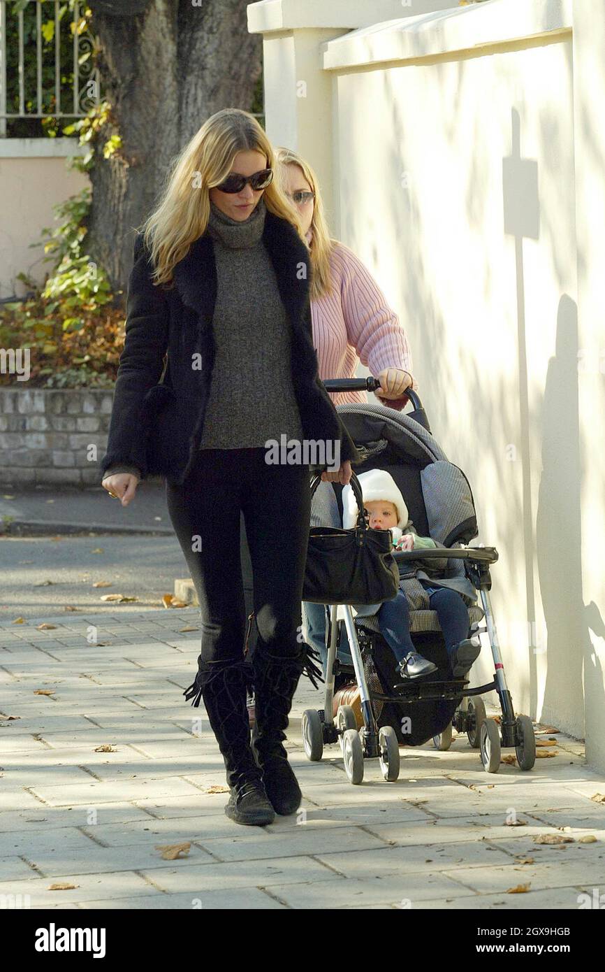 Kate Moss Supermodele En Marche Avec Son Enfant Lila Grace Et Sa Nounou Apres Avoir Fait Du Shopping Et Ete Dans Un Restaurant Avec Des Amis Kate S Est Fachee Avec Un Photographe Qui