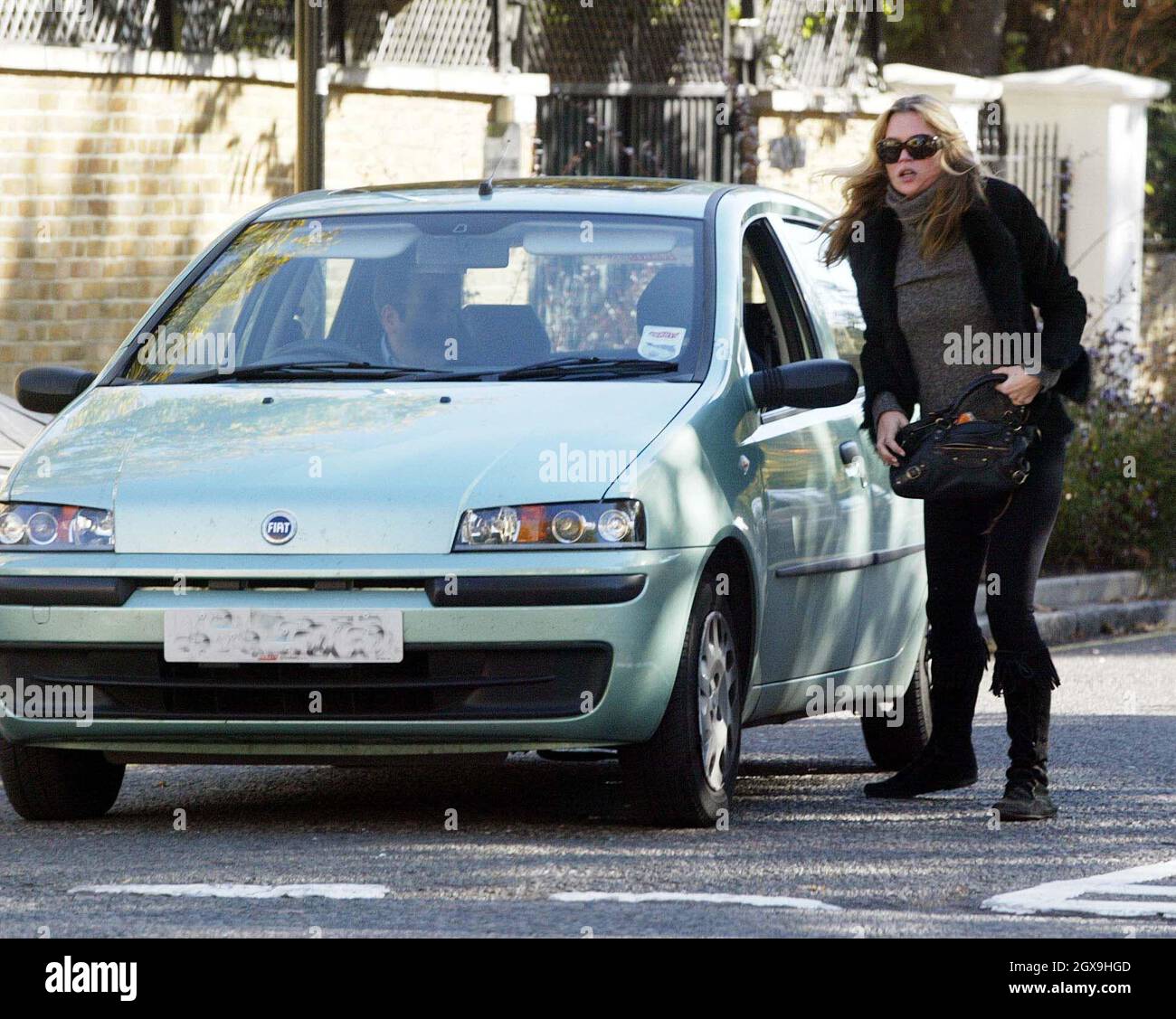 Kate Moss Supermodele En Marche Avec Son Enfant Lila Grace Et Sa Nounou Apres Avoir Fait Du Shopping Et Ete Dans Un Restaurant Avec Des Amis Kate S Est Fachee Avec Un Photographe Qui