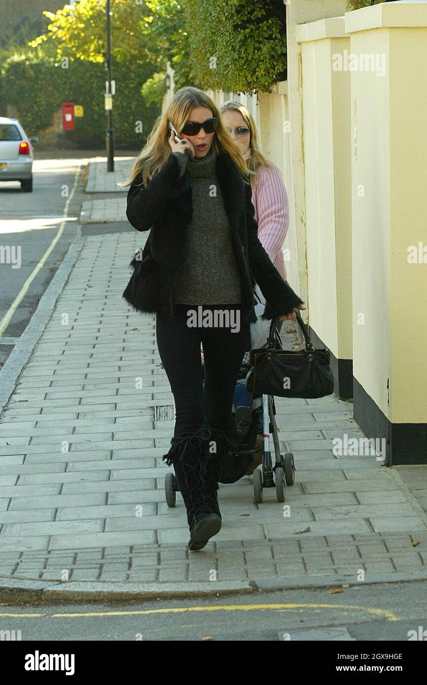 Kate Moss Supermodele En Marche Avec Son Enfant Lila Grace Et Sa Nounou Apres Avoir Fait Du Shopping Et Ete Dans Un Restaurant Avec Des Amis Kate S Est Fachee Avec Un Photographe Qui