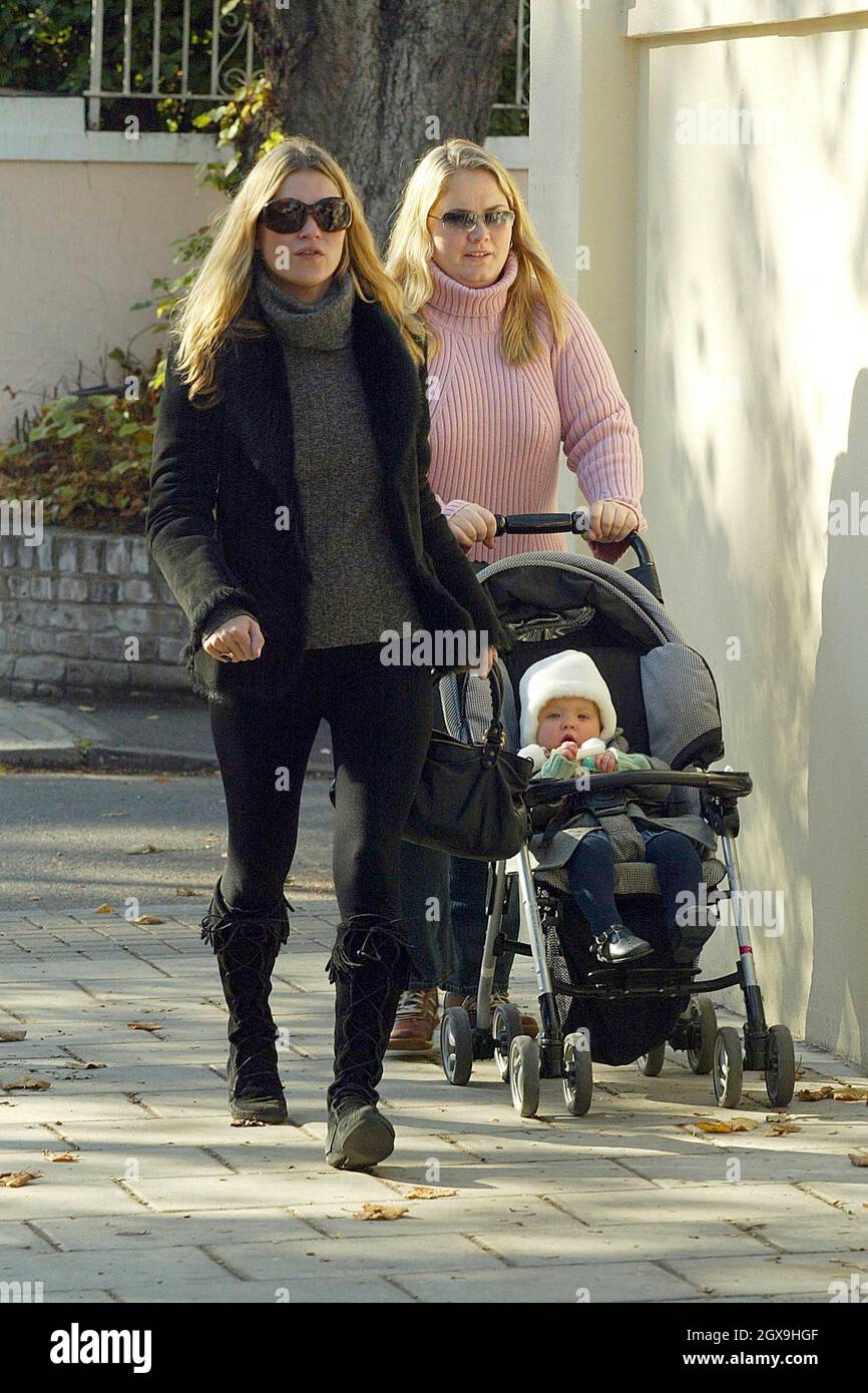Kate Moss Supermodele En Marche Avec Son Enfant Lila Grace Et Sa Nounou Apres Avoir Fait Du Shopping Et Ete Dans Un Restaurant Avec Des Amis Kate S Est Fachee Avec Un Photographe Qui