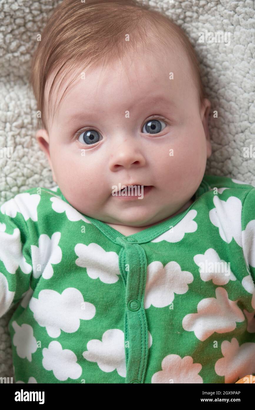 Mignon Petit Bebe Jouant Avec La Main Et Souriant Sans Dents Sourire Drole Photo Stock Alamy