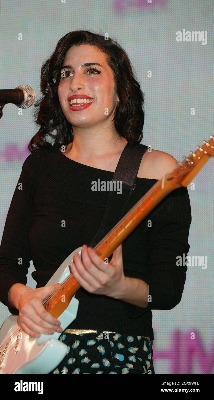 Amy Winehouse joue en direct sur scène au magasin HMV d'Oxford Street à Londres. Banque D'Images