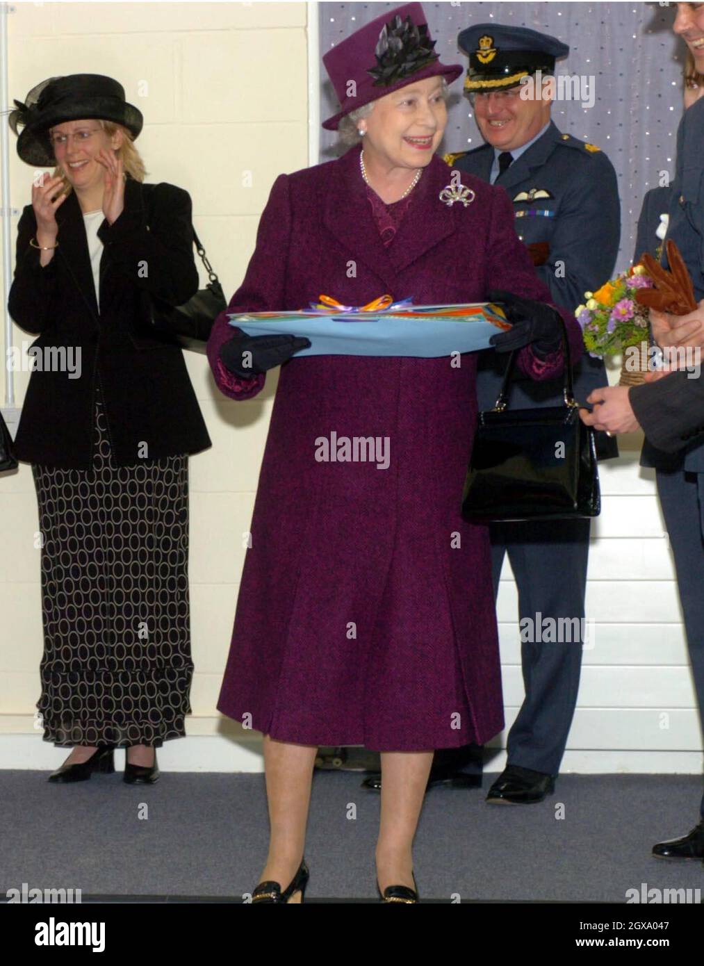 Toby Ridsdale 6 ans et Jamie Thompson 3 ans rencontrent les Britains Queen Elizabeth II au Rainbow Centre à RAF Marham.Les deux garçons de trois ans ont maltraité leur professeur pour la Reine lorsqu'ils ont fait une présentation à la garderie.Toby Ridsdale et Jamie Thompson devaient remettre un livre à la Reine au Rainbow Centre.Les jeunes pratiquaient depuis trois semaines - la responsable de la garderie Dee Gent jouant le rôle de la Reine pendant les répétitions.Â Anwar Hussein/allactiondigital.com Banque D'Images