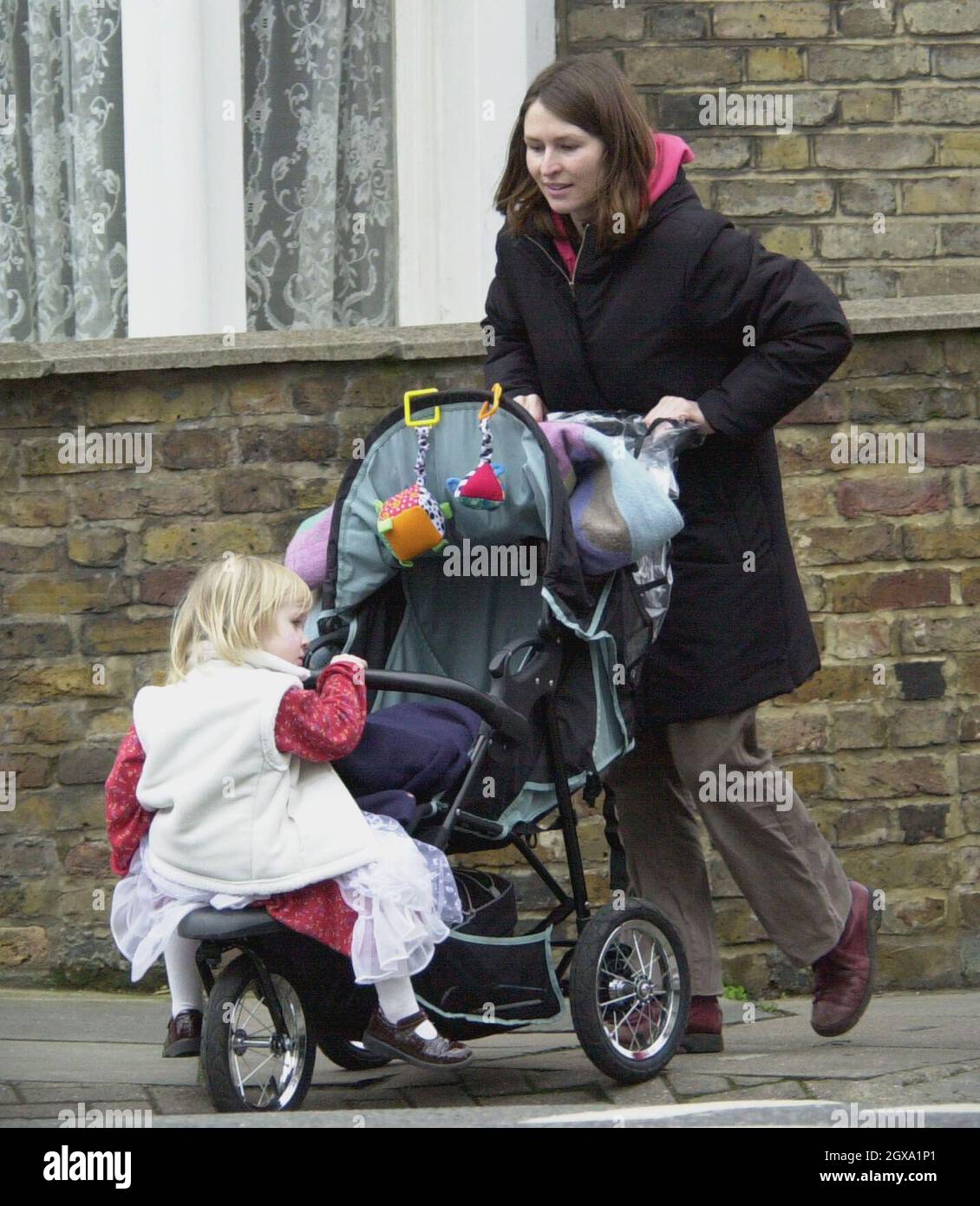 Helen Baxendale, l'étoile des pieds froids, fait une promenade avec sa fille  Nell Marmalade, habillée comme princesse et son nouveau-né Eric, qui est  resté chaud dans son pram Photo Stock - Alamy