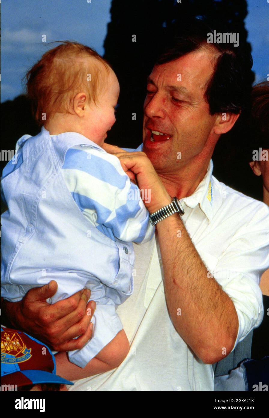 Leslie Grantham avec son bébé Daniel au Palais de Blenheim, Oxfordshire 9 juin 1996. Banque D'Images