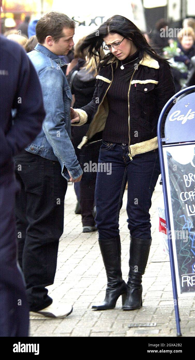 Jack Ryder et Kym Marsh avec les parents de Kym à HMV où ils ont acheté des tas de CD et de DVD, St Albans HERTS. Banque D'Images