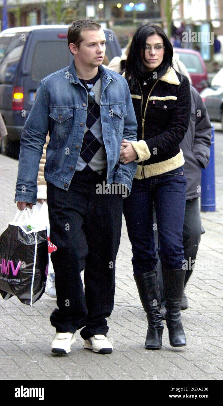 Jack Ryder et Kym Marsh avec les parents de Kym à HMV où ils ont acheté des tas de CD et de DVD, St Albans HERTS. Banque D'Images