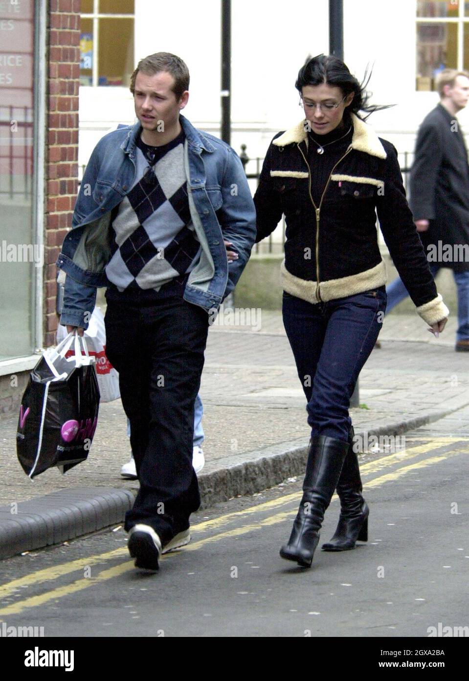 Jack Ryder et Kym Marsh avec les parents de Kym à HMV où ils ont acheté des tas de CD et de DVD, St Albans HERTS. Banque D'Images