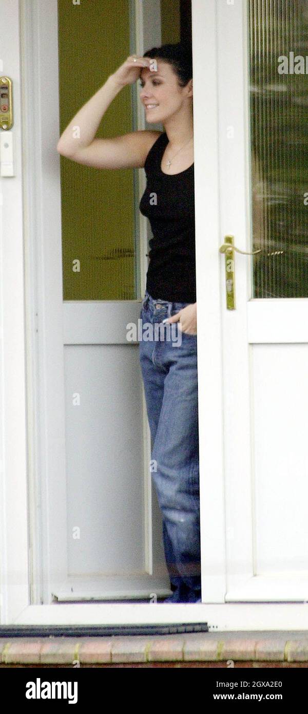Un policier arrive chez Jack Ryder et Kym Marsh à St Albans. Banque D'Images