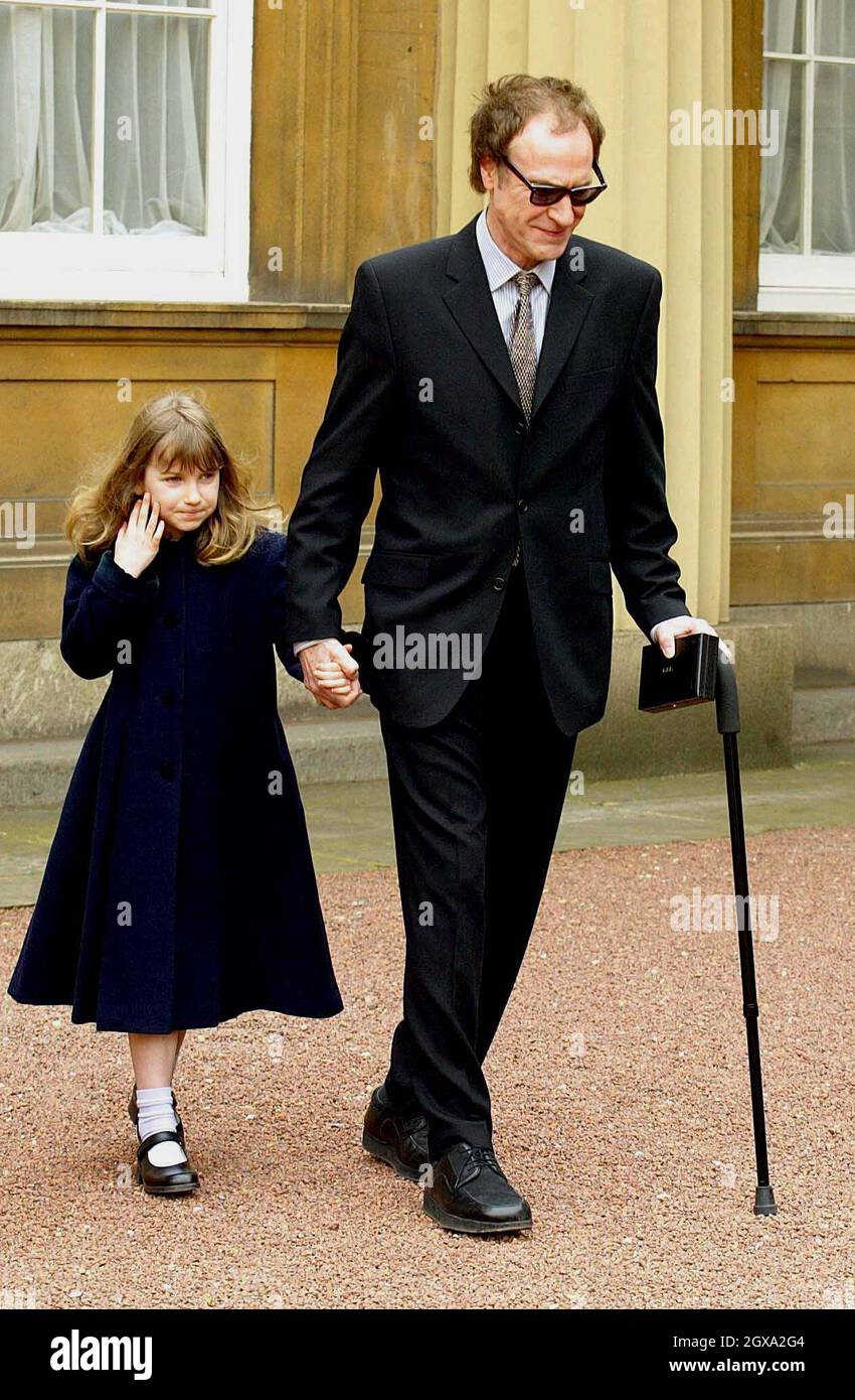 Le chanteur des années soixante Ray Davies, 59 ans, du groupe The Kinks avec sa fille Eva, 7 ans, après avoir reçu une CBE pour des services de musique dans la liste des distinctions honorifiques du nouvel an. Banque D'Images