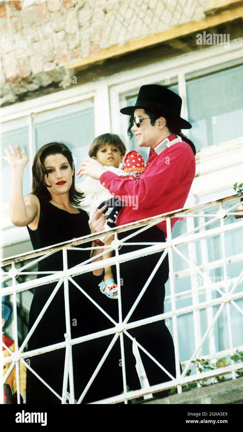 Michael Jackson Et Sa Femme Lisa Marie Presley Lors Dune Visite à Budapest Photo Stock Alamy