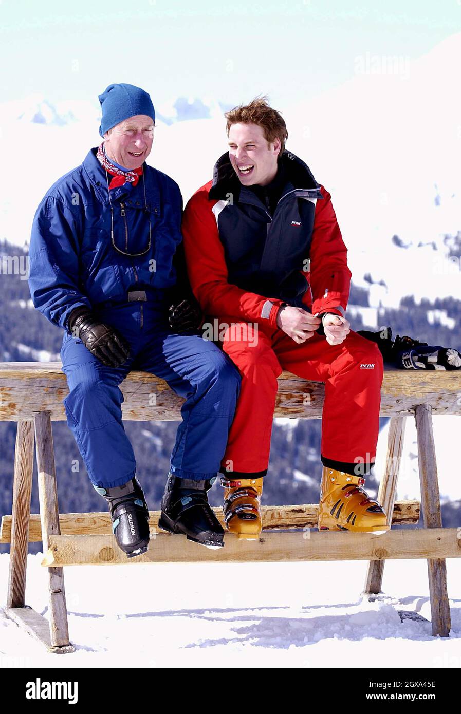 Le Prince Charles et son fils, le Prince William, appréciant leur voyage de ski ensemble.Le prince William plaisantait avec les membres de la presse à la façon dont son père est un skieur supérieur, mais qu'il rattrapa. Banque D'Images