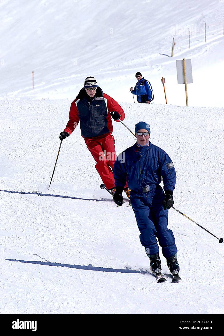 Le Prince Charles et son fils, le Prince William, appréciant leur voyage de ski ensemble.Le prince William plaisantait avec les membres de la presse à la façon dont son père est un skieur supérieur, mais qu'il rattrapa. Banque D'Images