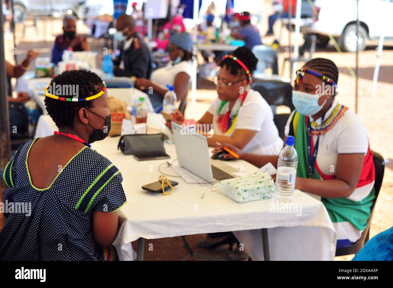 Le personnel médical vaccine les citoyens contre le covid-19 dans un site de vaccination de fortune à Moletjie, un village rural de Limpopo, en Afrique du Sud Banque D'Images