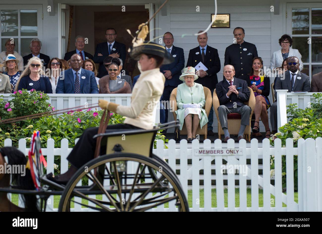La reine Elizabeth ll et le duc d'Édimbourg, dans sa première sortie publique depuis son séjour à l'hôpital, regardent un défilé de la British Driving Society lors de la finale de la coupe Bentley Motors Royal Windsor Cup au club de polo Guards à Windsor Great Park le 25 juin 2017. Banque D'Images