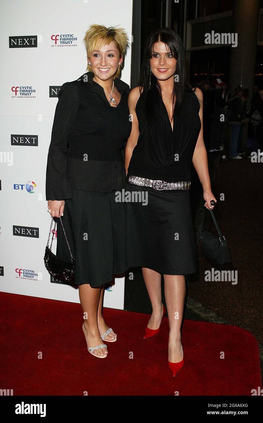 Lucy JO Hudson, de Coronation Street, et Carolynne Good, de la Fame Academy, au Breathing Life Awards 2004, remis par le Fonds de la fibrose kystique au Royal Lancaster Hotel de Londres Banque D'Images