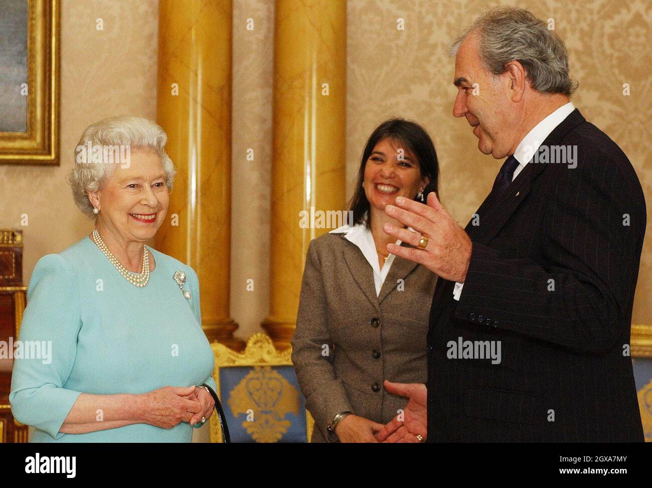 La reine Elizabeth II de Grande-Bretagne reçoit le gouverneur de la Tasmanie, M. Richard Butler, tandis que le Dr Jennifer Butler (au centre) regarde, au Palais de Buckingham, à Londres. Banque D'Images