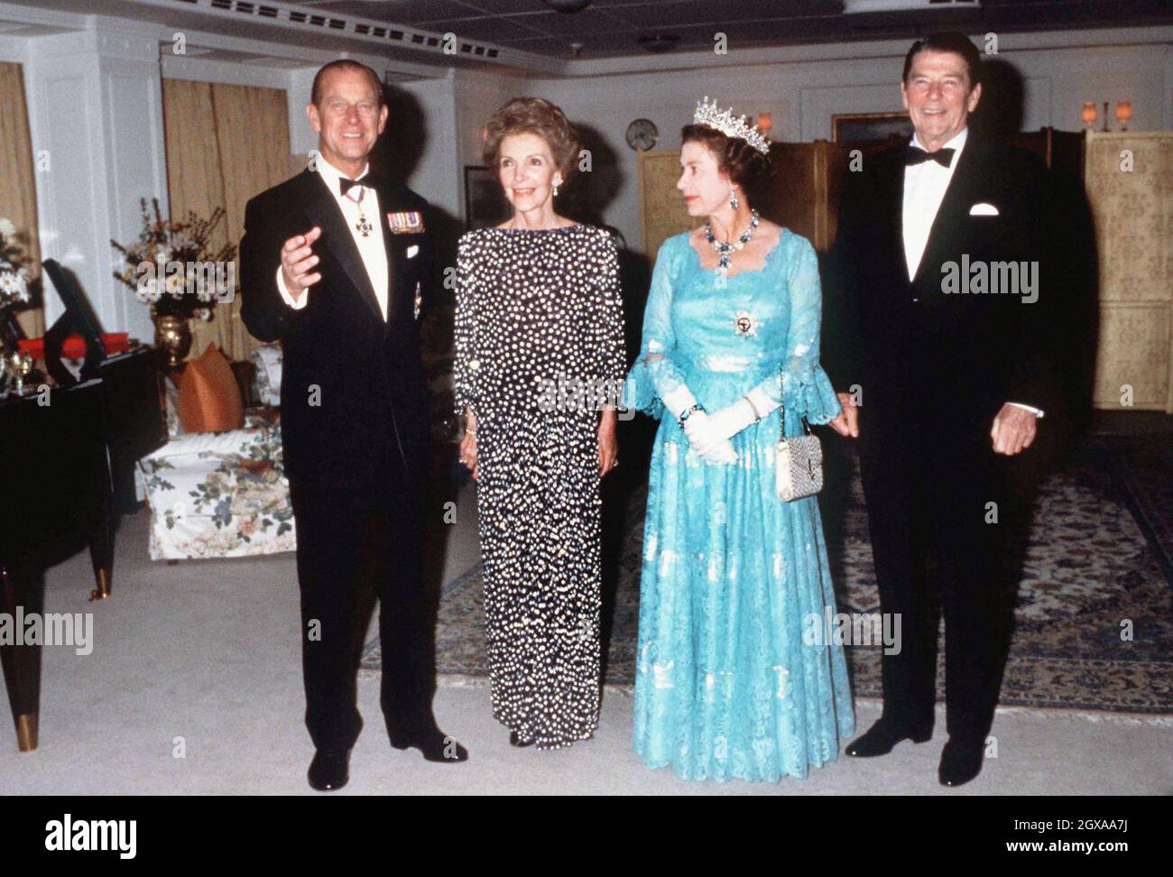 La Reine et le duc d'Édimbourg sur Britannia avec l'ancien président américain Ronald Reagan et sa femme Nancy Reagan en 1983. Banque D'Images