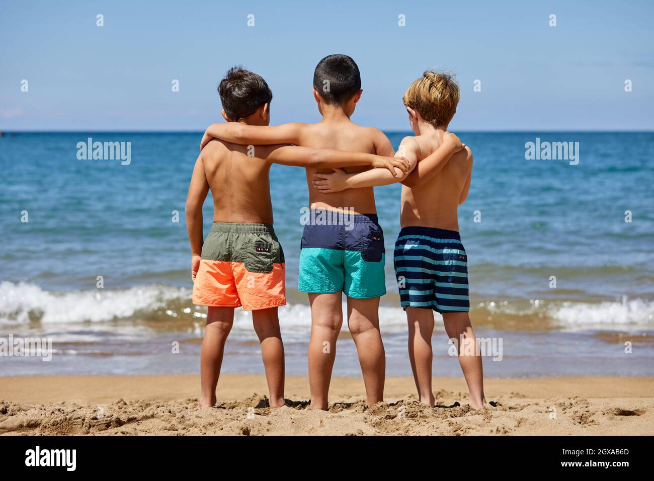 Enfants de 5-10 ans, jouant sur la plage, Zumaia, Gipuzkoa, pays Basque, Espagne Banque D'Images