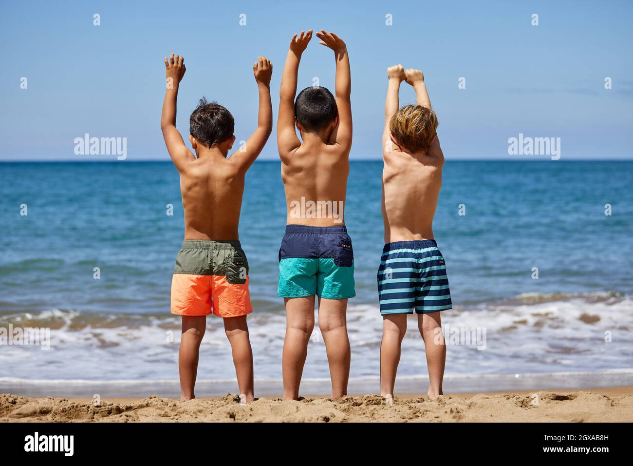 Enfants de 5-10 ans, jouant sur la plage, Zumaia, Gipuzkoa, pays Basque, Espagne Banque D'Images