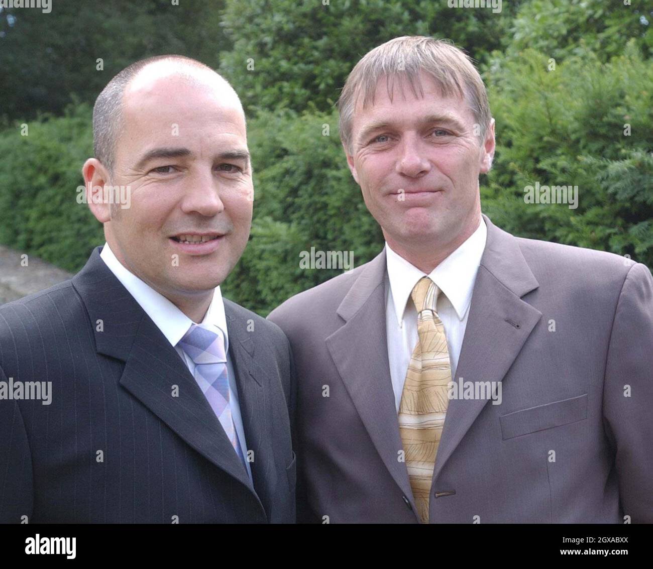 Kevin Hardidge (à gauche) et Jeff Ryding lors d'une réception dans le domaine de Highgrove du Prince de Galles pour rendre hommage au personnel qui a occupé les bureaux de poste de Royal Mail qui ont été démantelés.Plus de 120 travailleurs représentant chacune des voies de chemin de fer à travers le pays rencontraient le Prince à son domicile près de Tetbury, Gloucestershire. Banque D'Images