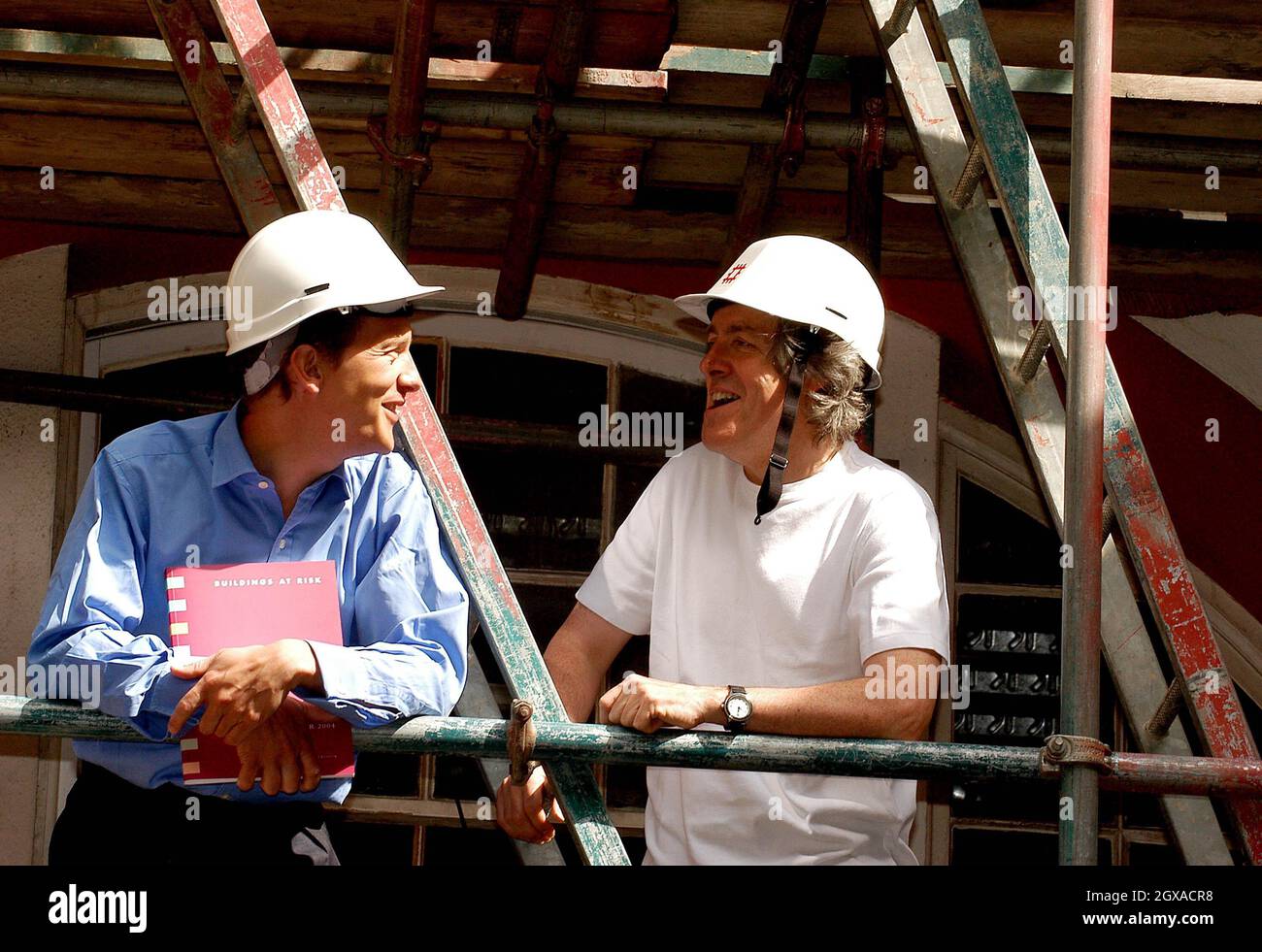 Dr Simon Thurley, directeur général de English Heritage et Griff Rhys-Jones lancent des bâtiments à risque pour le patrimoine national, à la maison Chandos, rue Queen Anne, à Londres. Banque D'Images