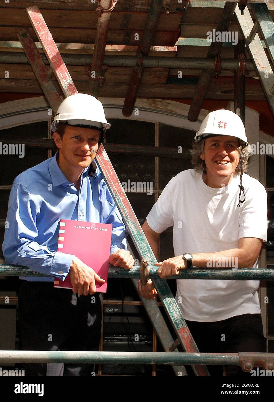 Dr Simon Thurley, directeur général de English Heritage et Griff Rhys-Jones lancent des bâtiments à risque pour le patrimoine national, à la maison Chandos, rue Queen Anne, à Londres. Banque D'Images