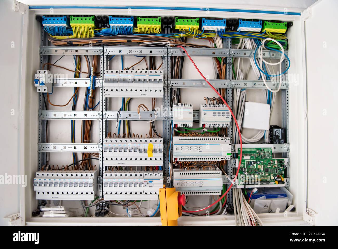 nouveau système automatisé d'alimentation et de distribution électrique. Boîtiers électriques avec équipement haute tension. Le système d'alimentation électrique TH Banque D'Images