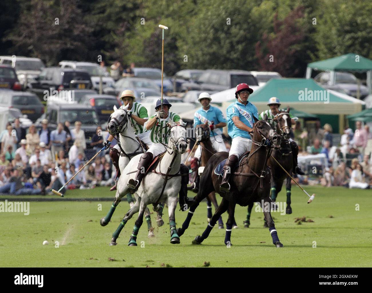 Le prestigieux événement de finale de la coupe d'or de polo parrainé par veuve Clicquot à Cowdray Park, Midhurst, West Sussex. La fête des finales est établie comme l'un des événements sportifs majeurs de la saison estivale anglaise et est suivie du match international de la Jeune Angleterre. Banque D'Images