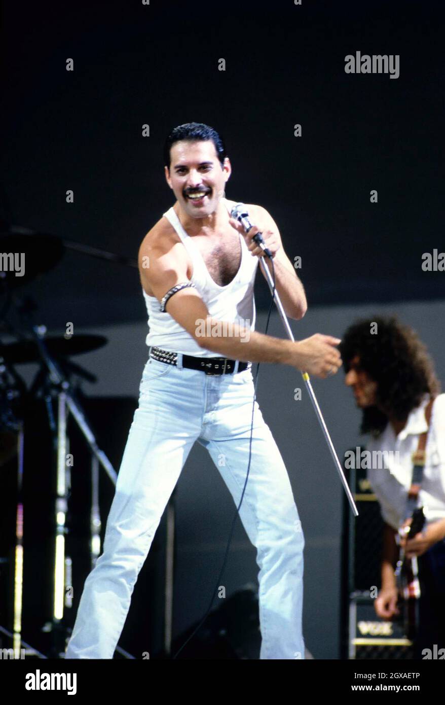 Freddie Murcury, de Queen, se présentant en direct au concert de charité Live Aid qui a eu lieu au stade Wembley à Londres. Banque D'Images
