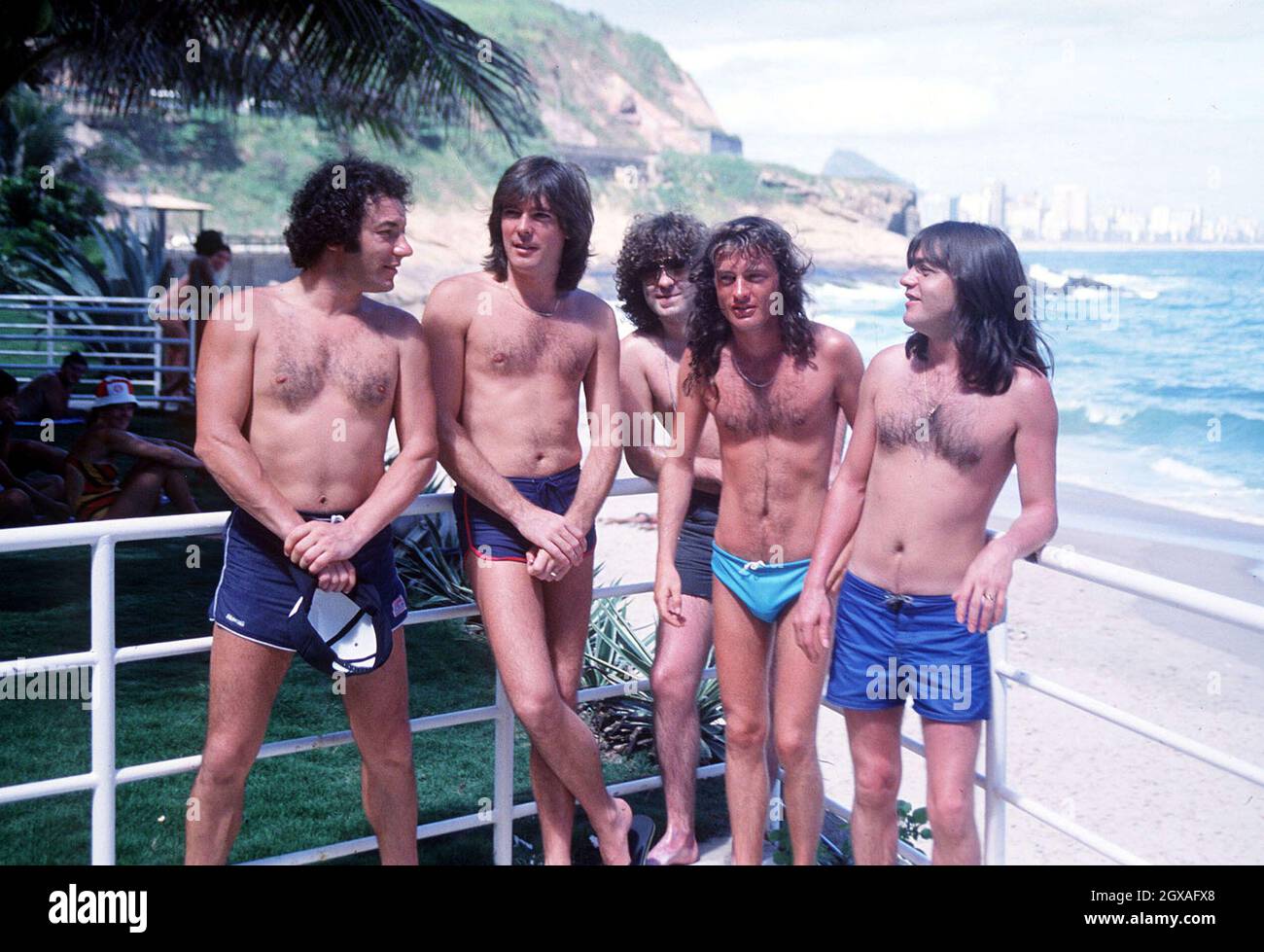 AC/DC détente au bord de la mer à Rio en 1985. Banque D'Images