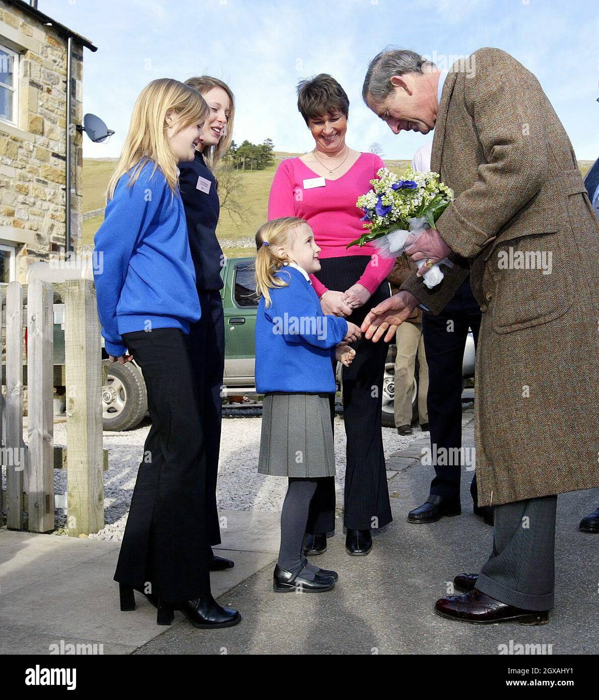 Le prince de Galles est présenté avec des fleurs par Alice Rackham ...