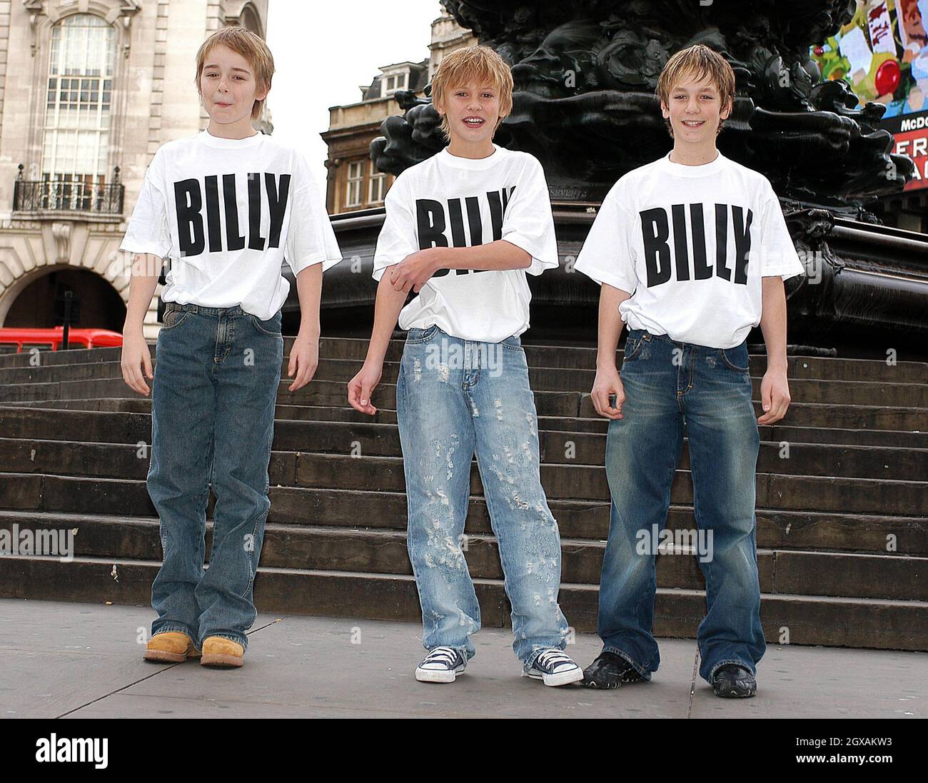 Stephen Daldry, réalisateur et écrivain Lee Hall, présente les trois jeunes acteurs, choisis parmi plus de 3000 espoirs pour jouer un rôle de titre dans la comédie musicale de Billy Elliott.Les garçons de gauche sont Liam Mower, 12 ans, George Maguire, 13 ans et James Lomas, 14 ans. Banque D'Images